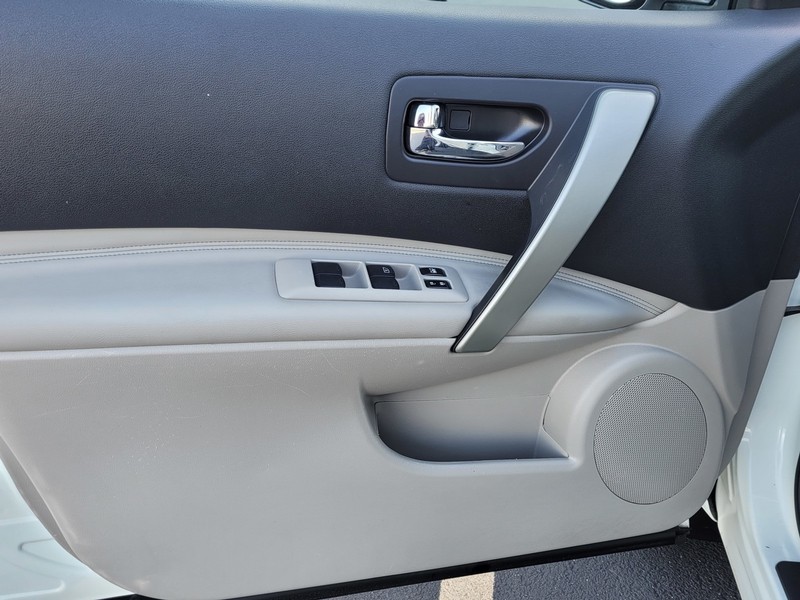 Nissan Rogue Vehicle Full-screen Gallery Image 10