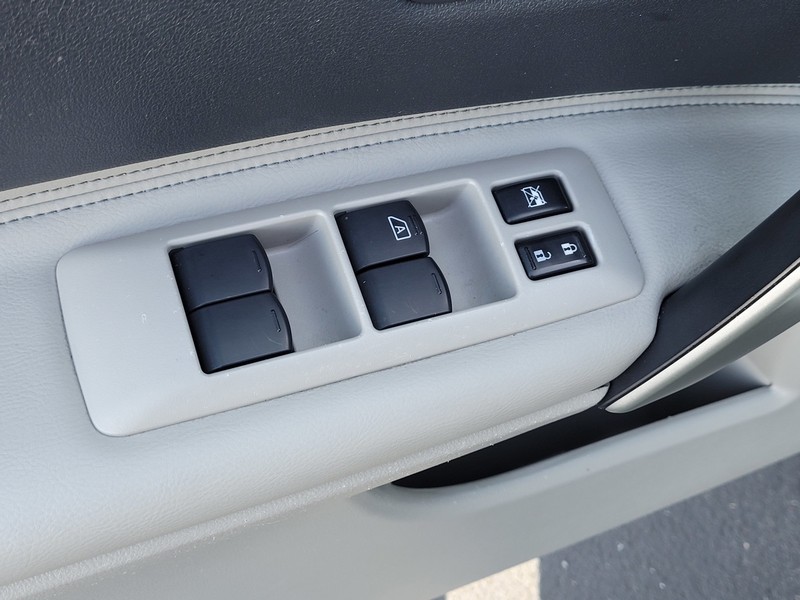Nissan Rogue Vehicle Full-screen Gallery Image 11