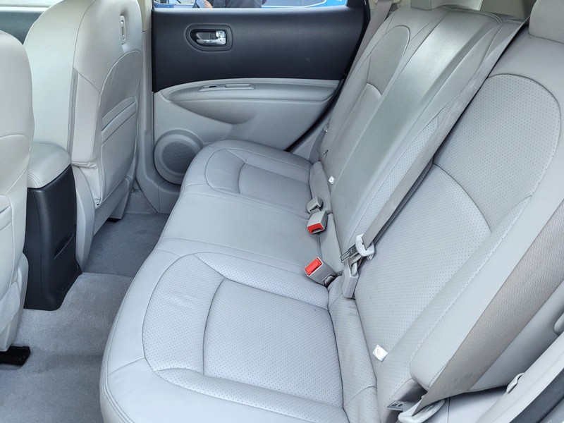 Nissan Rogue Vehicle Full-screen Gallery Image 12