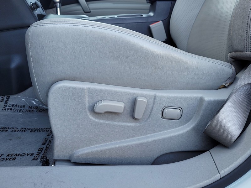 Nissan Rogue Vehicle Full-screen Gallery Image 18