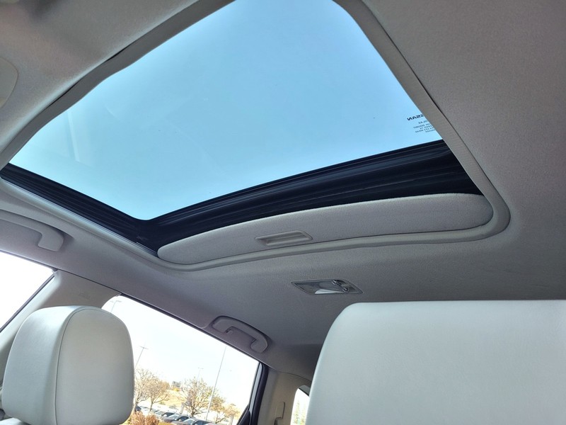 Nissan Rogue Vehicle Full-screen Gallery Image 19
