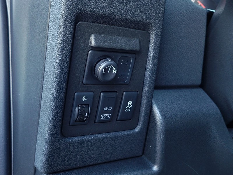 Nissan Rogue Vehicle Full-screen Gallery Image 20