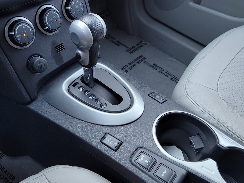 Nissan Rogue Vehicle Full-screen Gallery Image 21