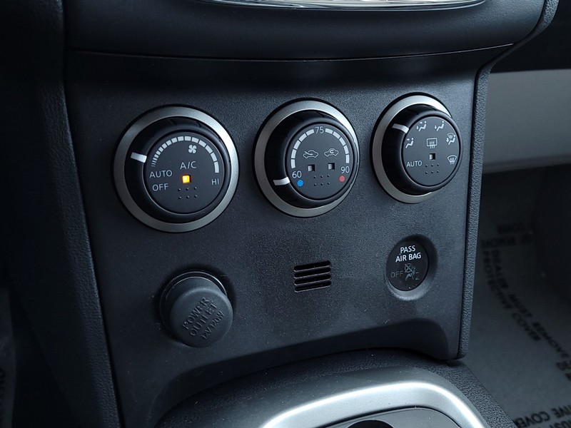 Nissan Rogue Vehicle Full-screen Gallery Image 23