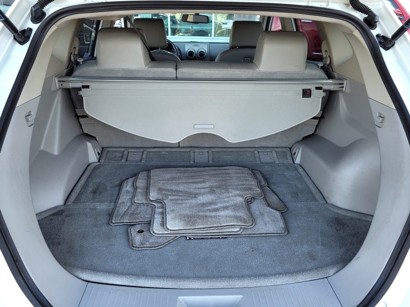 Nissan Rogue Vehicle Full-screen Gallery Image 28