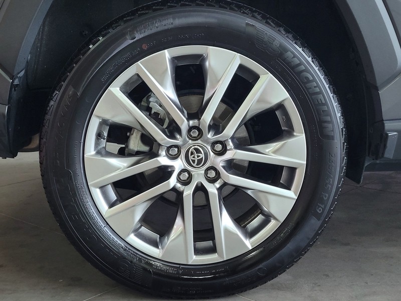 Toyota RAV4 Vehicle Full-screen Gallery Image 05