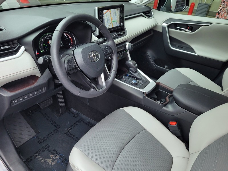 Toyota RAV4 Vehicle Full-screen Gallery Image 09
