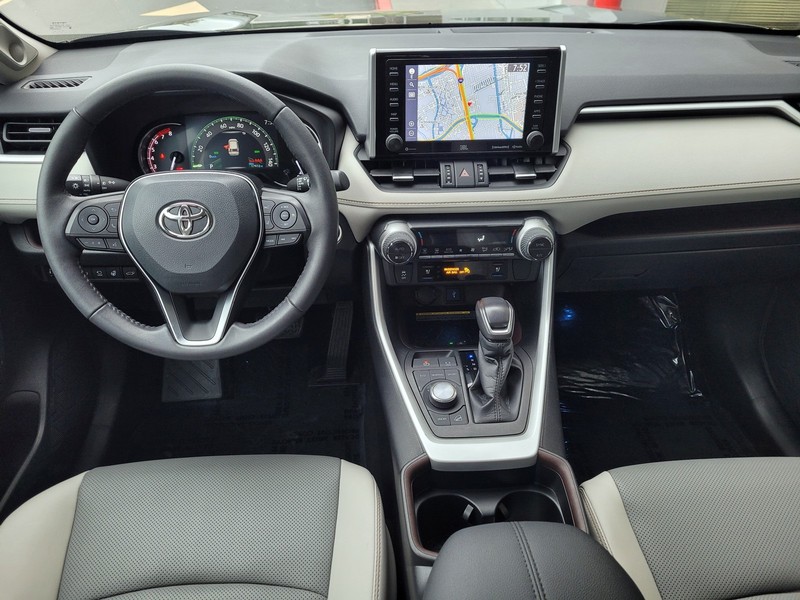 Toyota RAV4 Vehicle Full-screen Gallery Image 14