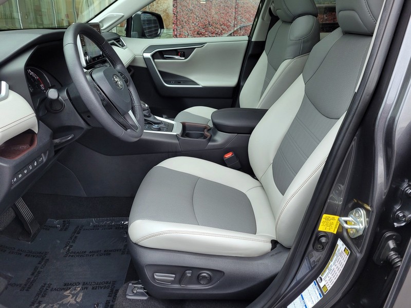 Toyota RAV4 Vehicle Full-screen Gallery Image 17