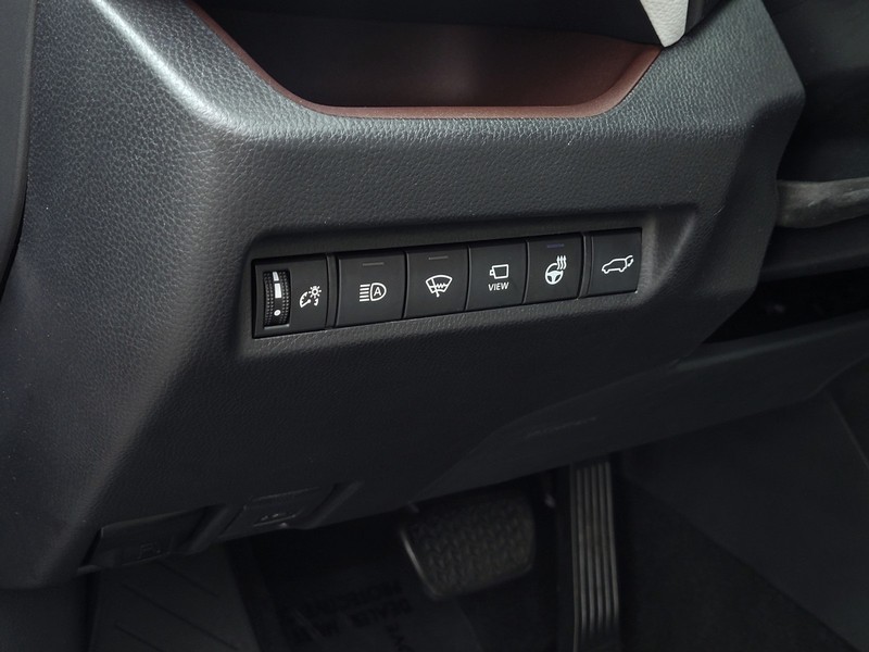 Toyota RAV4 Vehicle Full-screen Gallery Image 18