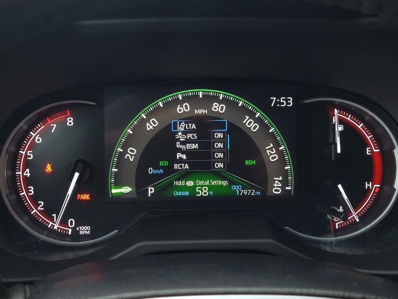Toyota RAV4 Vehicle Full-screen Gallery Image 27