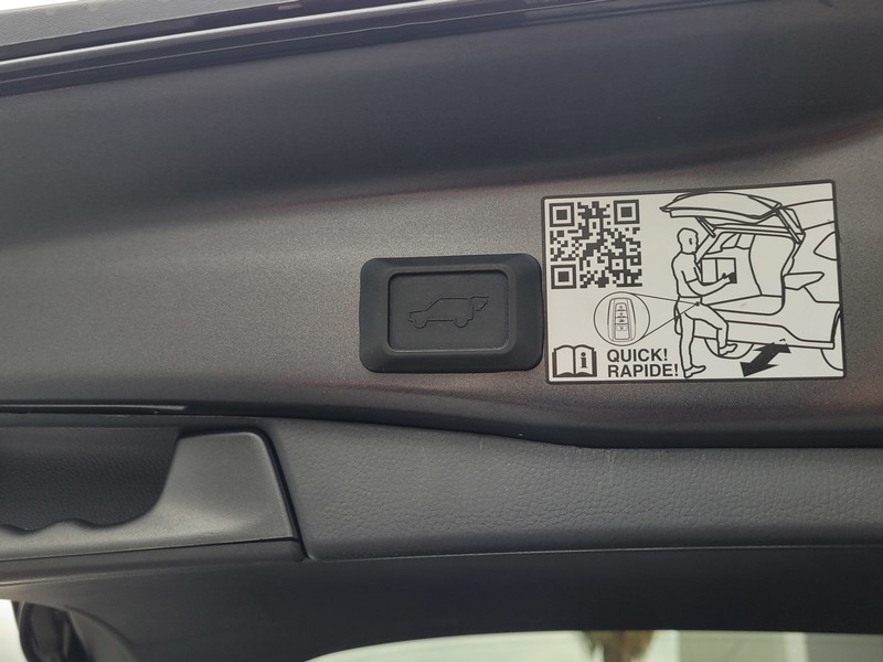 Toyota RAV4 Vehicle Full-screen Gallery Image 29