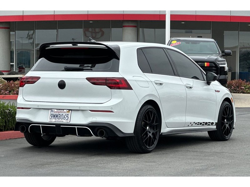 Volkswagen Golf GTI Vehicle Full-screen Gallery Image 04