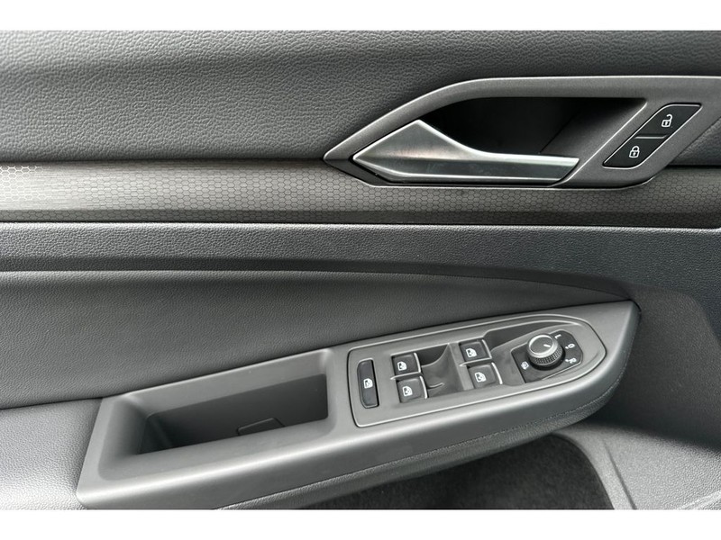 Volkswagen Golf GTI Vehicle Full-screen Gallery Image 11