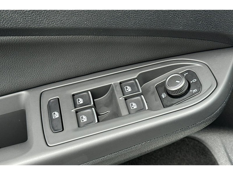 Volkswagen Golf GTI Vehicle Full-screen Gallery Image 12