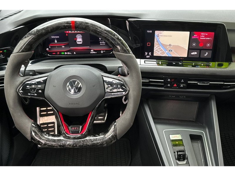 Volkswagen Golf GTI Vehicle Full-screen Gallery Image 16