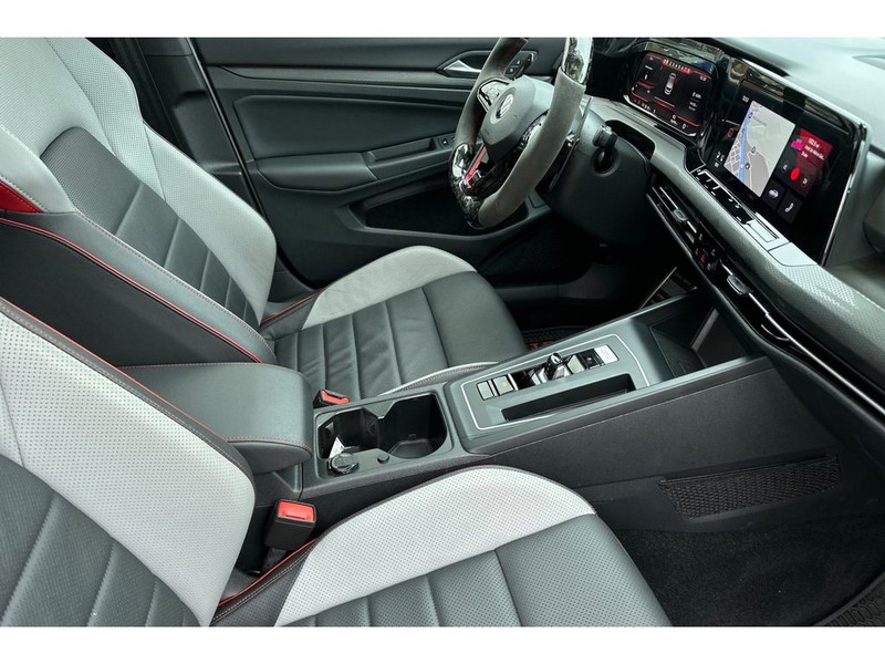 Volkswagen Golf GTI Vehicle Full-screen Gallery Image 18
