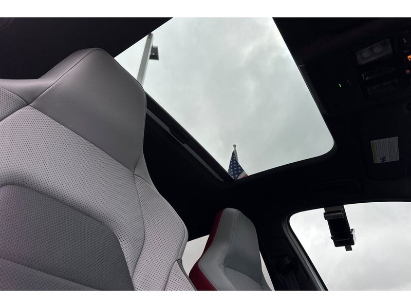 Volkswagen Golf GTI Vehicle Full-screen Gallery Image 19