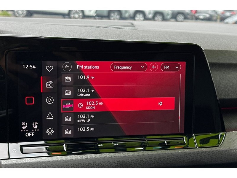Volkswagen Golf GTI Vehicle Full-screen Gallery Image 22