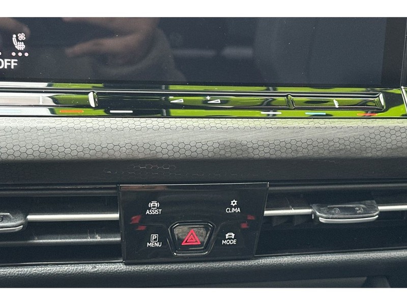 Volkswagen Golf GTI Vehicle Full-screen Gallery Image 25