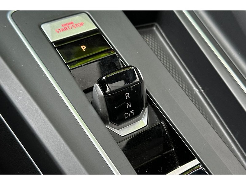 Volkswagen Golf GTI Vehicle Full-screen Gallery Image 26