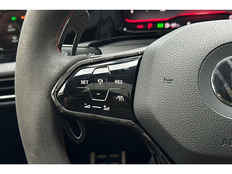 Volkswagen Golf GTI Vehicle Full-screen Gallery Image 29