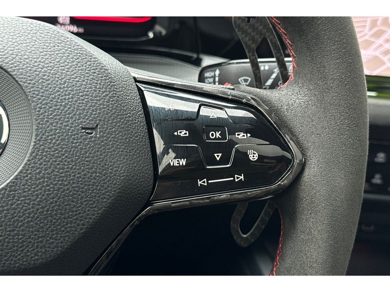Volkswagen Golf GTI Vehicle Full-screen Gallery Image 30