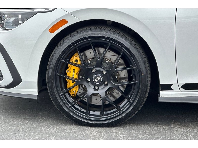 Volkswagen Golf GTI Vehicle Full-screen Gallery Image 34