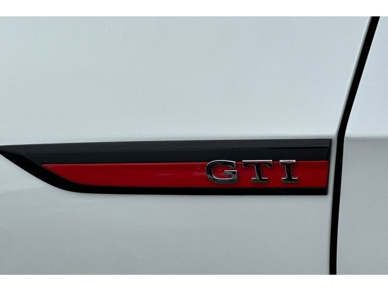 Volkswagen Golf GTI Vehicle Full-screen Gallery Image 35