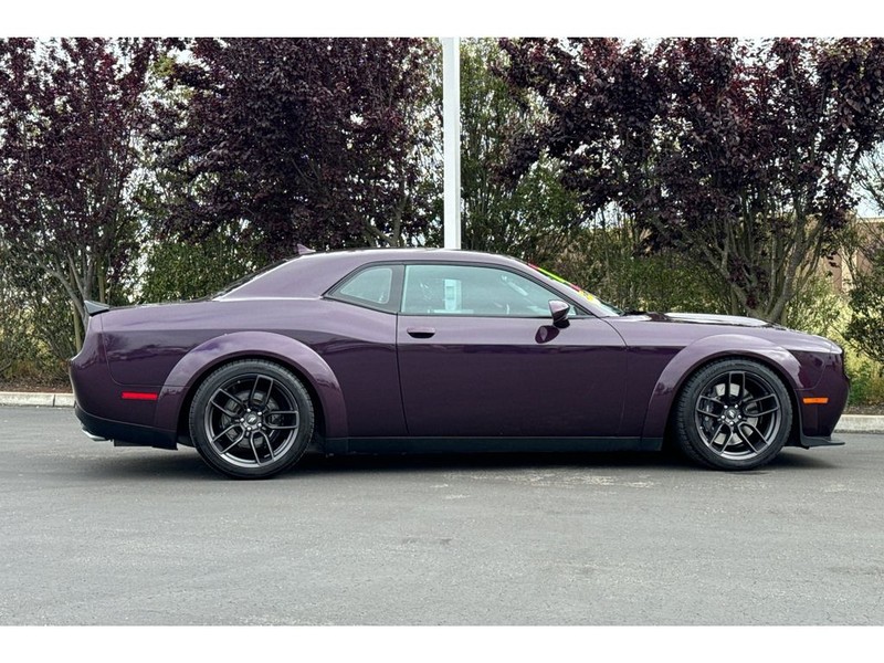 Dodge Challenger Vehicle Full-screen Gallery Image 03