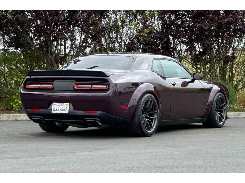 Dodge Challenger Vehicle Full-screen Gallery Image 04