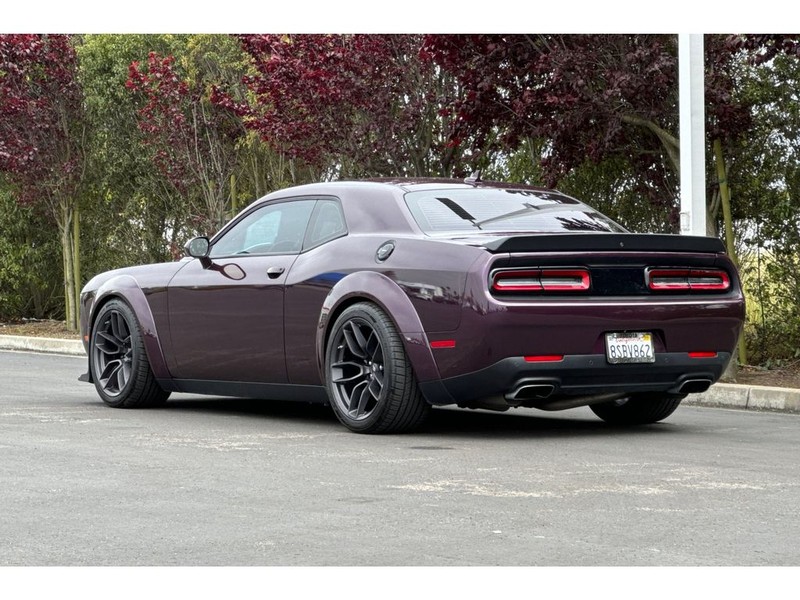 Dodge Challenger Vehicle Full-screen Gallery Image 06
