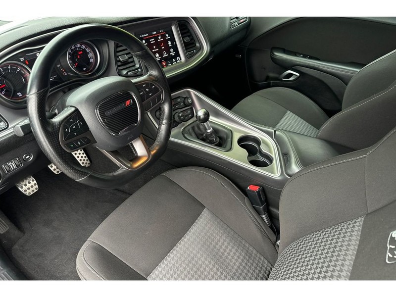 Dodge Challenger Vehicle Full-screen Gallery Image 10