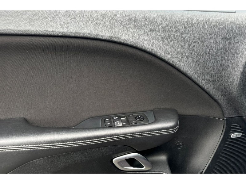Dodge Challenger Vehicle Full-screen Gallery Image 11