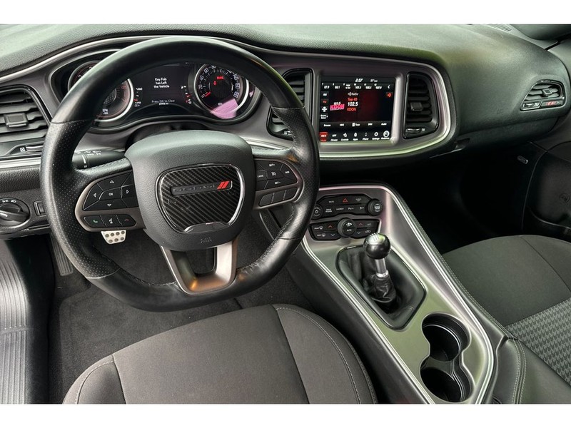 Dodge Challenger Vehicle Full-screen Gallery Image 14