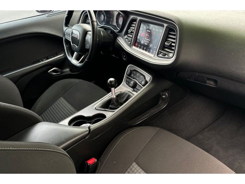 Dodge Challenger Vehicle Full-screen Gallery Image 16