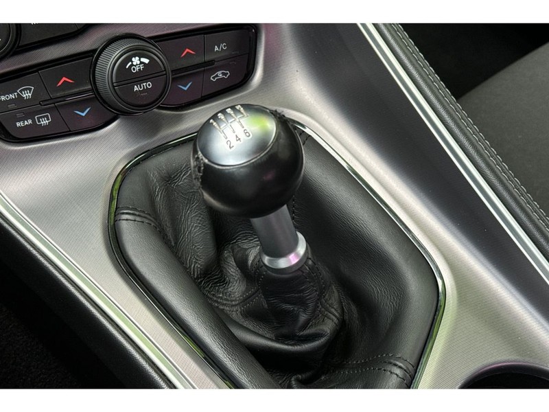 Dodge Challenger Vehicle Full-screen Gallery Image 23