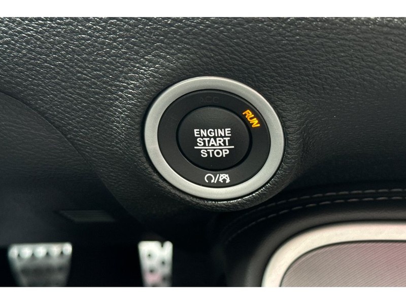 Dodge Challenger Vehicle Full-screen Gallery Image 24