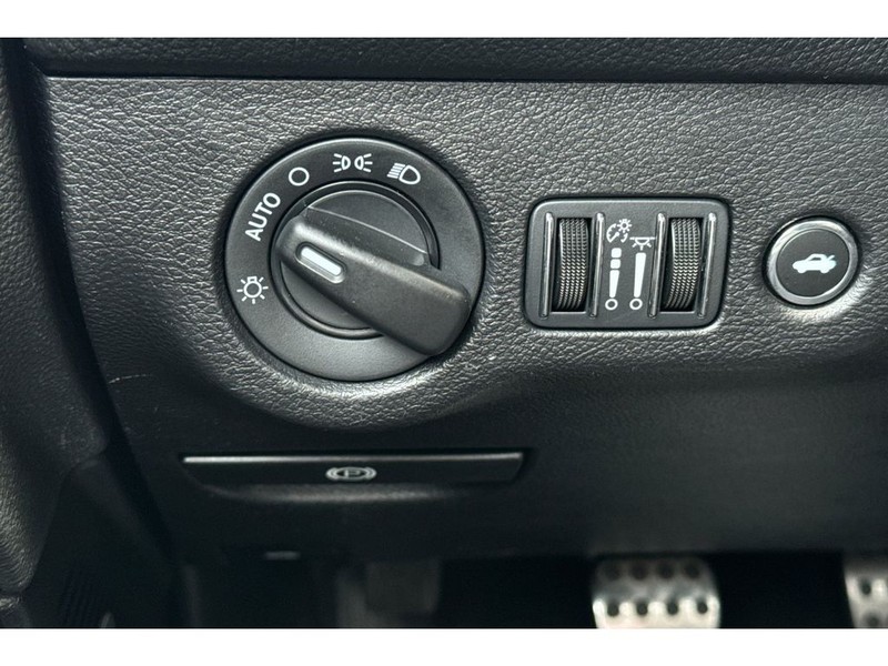 Dodge Challenger Vehicle Full-screen Gallery Image 30