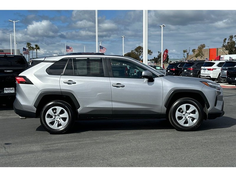 Toyota RAV4 Vehicle Full-screen Gallery Image 03