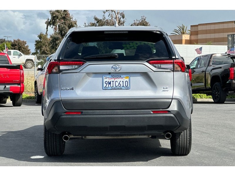 Toyota RAV4 Vehicle Full-screen Gallery Image 05
