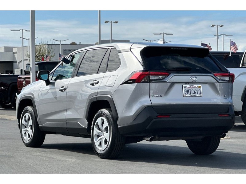 Toyota RAV4 Vehicle Full-screen Gallery Image 06