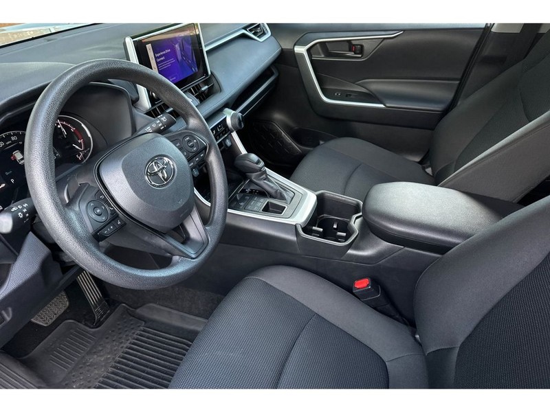Toyota RAV4 Vehicle Full-screen Gallery Image 10