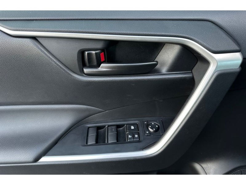 Toyota RAV4 Vehicle Full-screen Gallery Image 11