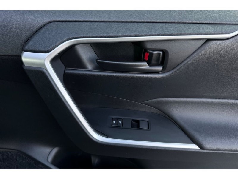 Toyota RAV4 Vehicle Full-screen Gallery Image 20