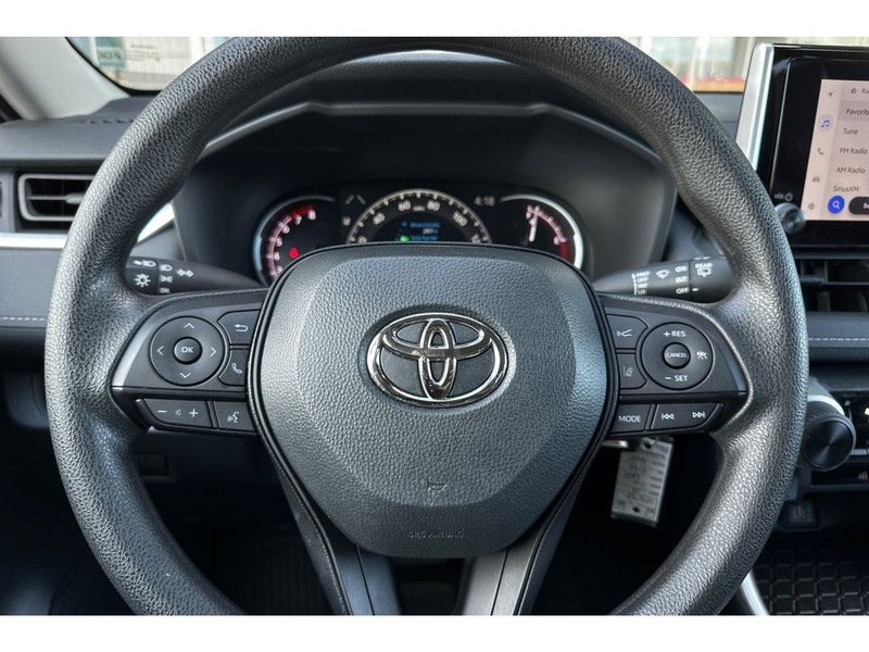 Toyota RAV4 Vehicle Full-screen Gallery Image 25
