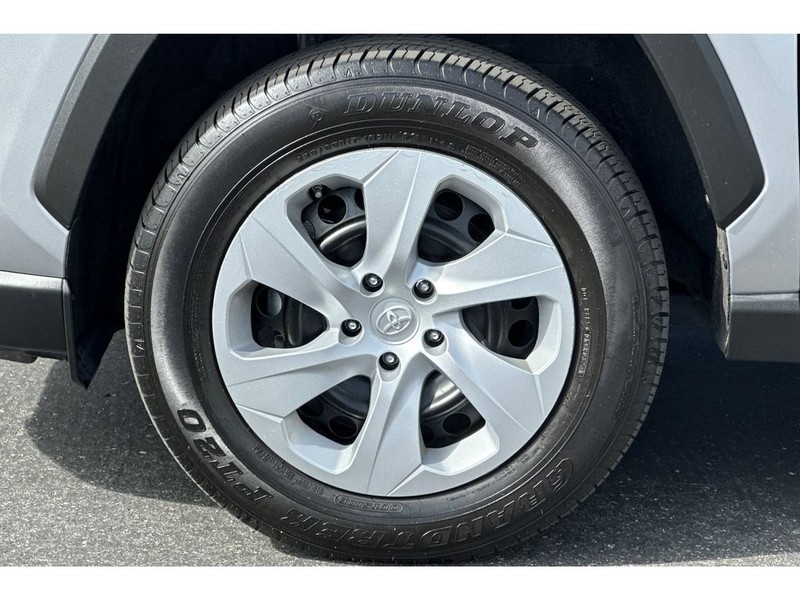 Toyota RAV4 Vehicle Full-screen Gallery Image 31