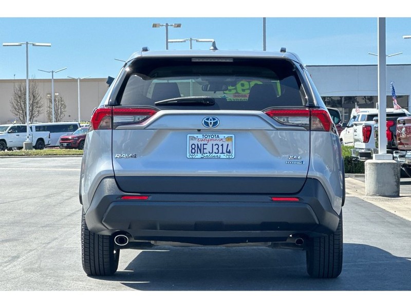 Toyota RAV4 Vehicle Full-screen Gallery Image 04