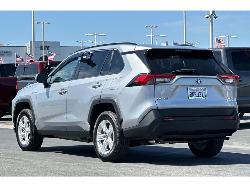 Toyota RAV4 Vehicle Full-screen Gallery Image 05