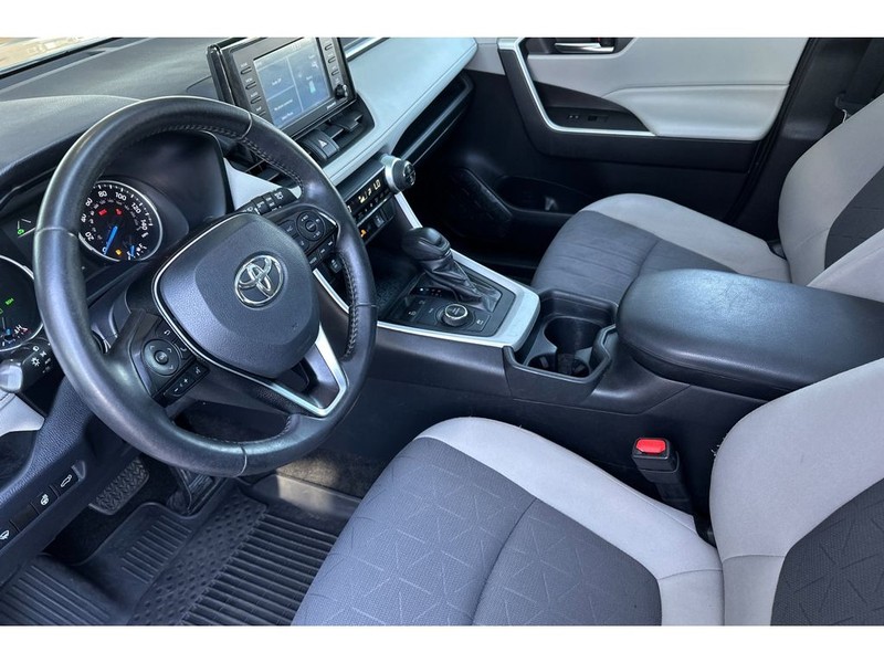 Toyota RAV4 Vehicle Full-screen Gallery Image 09